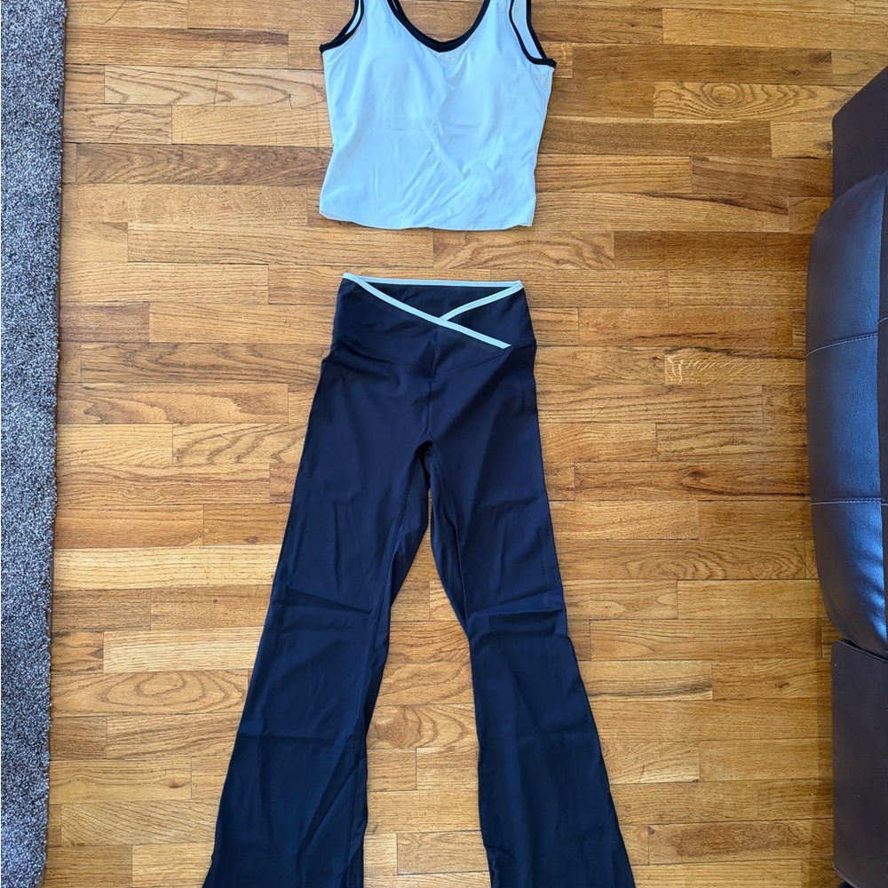 High-Waist Black Flare Yoga Pants with Contrast Waistband and Crop Top with bra